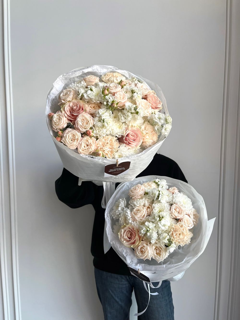 предзаказ - сборный букет из хризантемы, маттиолы, кустовых пионовидных роз и диантусов крем мал