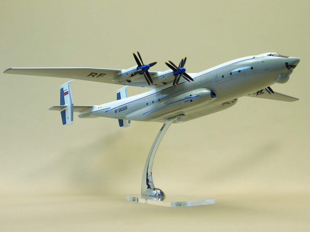 Модель самолета Ан-22 (М1:100, ВТА России, RA-09309)