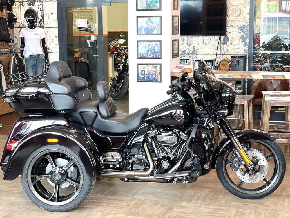 CVO TRI GLIDE 2021 Charred Crimson