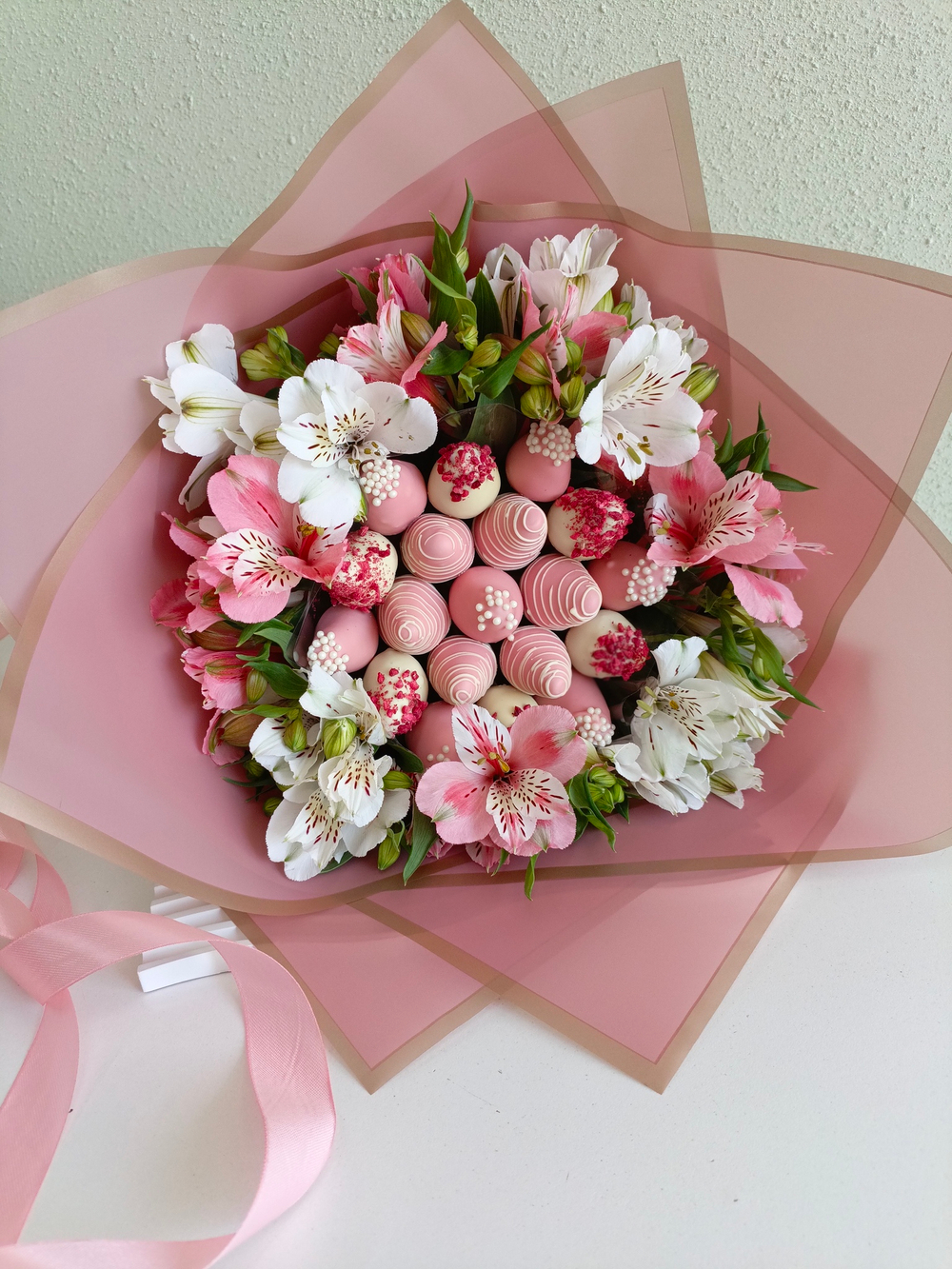 Букет из клубники в шоколаде и альстромерии