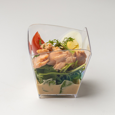 Салат с семгой горячего копчения и перепелиным яйцом 16 шт