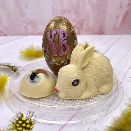 Шоколадный подарок "ХВ": пасхальное яйцо, кролик и конфетка ручной работы