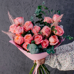 81. Нежный эффектный букет из пионовидных роз и эвкалипта