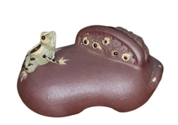 258014 Фигурка исинская глина "Лягушка с лотосом". Чайный аттракцион: пузыри