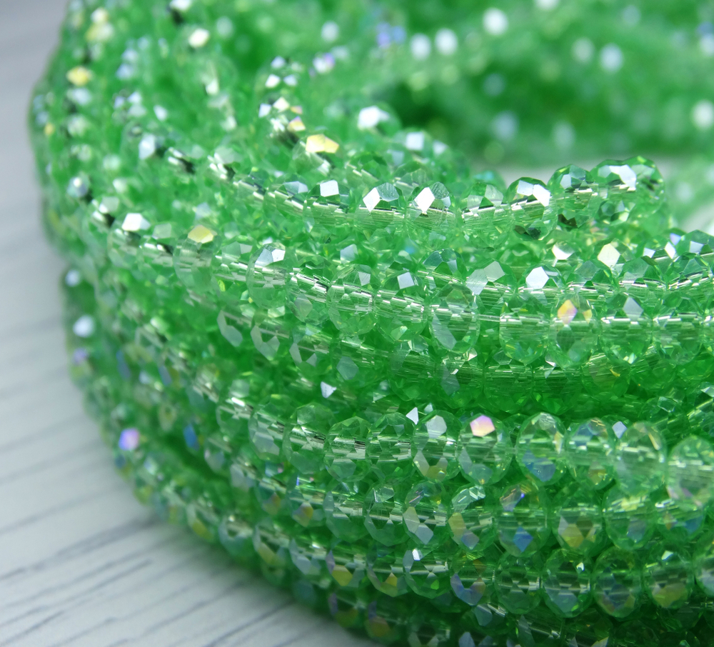 Хрустальные бусины "рондель", комплект из трех цветов: светло-зеленый с AB покрытием, изумрудный, светло-бирюзовый с AB покрытием, размер: 3х4 мм, общее количество: 290-300 бусин.