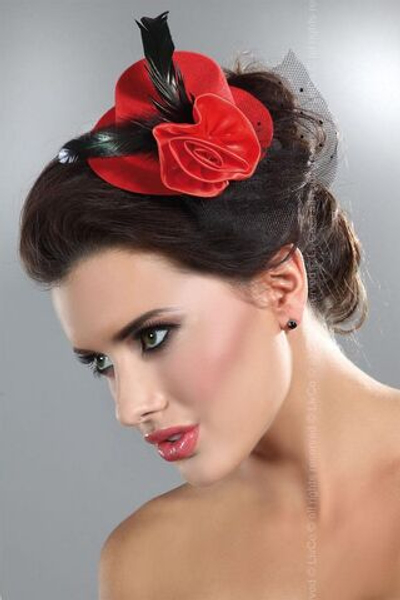 Красная шляпка с цветком и чёрными пёрышками (Размер: S-M-L) (Цвет: красный с черным)