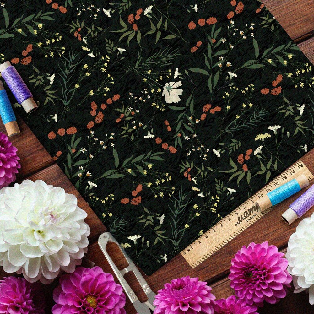 Ткань дюспо утончённые полевые цветы и трава на чёрном фоне