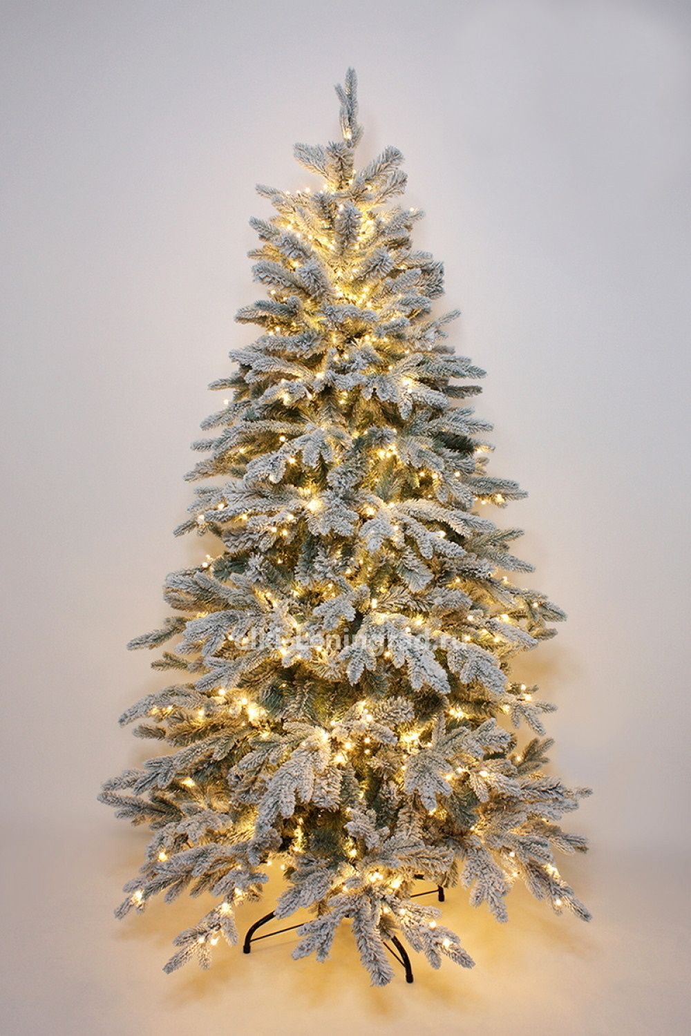 Заснеженная ель с гирляндой «Россо» теплый свет (Литая+пвх) 180 см / 1,8 м