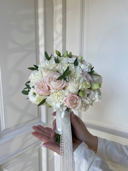 Свадебный букет из кустовых пионовидных роз, диантусов, лизиантуса и эвкалипта