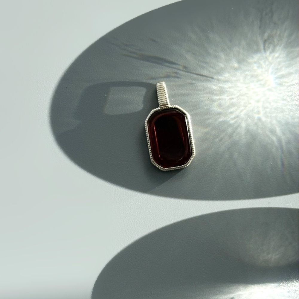 Кулон Леденец с вишневым янтарем