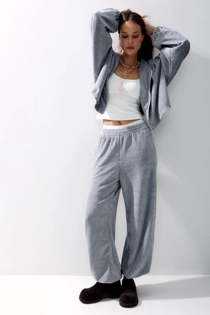 Широкие брюки на резинке из велюровой ткани цвета серый меланж