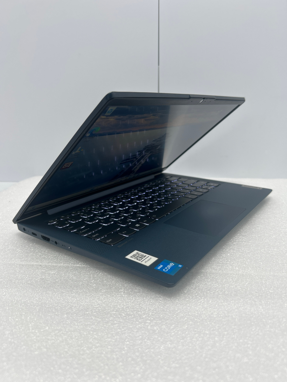 Ноутбук Lenovo IdeaPad 5 Gen 5 (82FE00Q0RU) 14"/Intel Core i3-1115G4/RAM 8GB/SSD 256GB/Intel UHD Graphics/1920*1080/IPS/Windows 11/Подсветка кл-ры: LED/Синий. Состояние: Уценка/дефект и сколы на корпусе