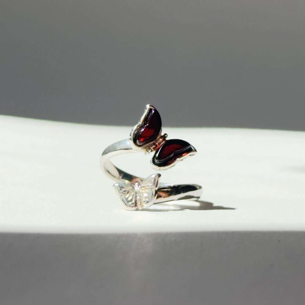 Кольцо с Бабочками разъемное с вишневым янтарем