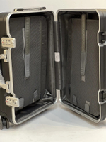 Внутреннее отделение чемодана RIMOWA Original Cabin черный премиум класса для путешествий