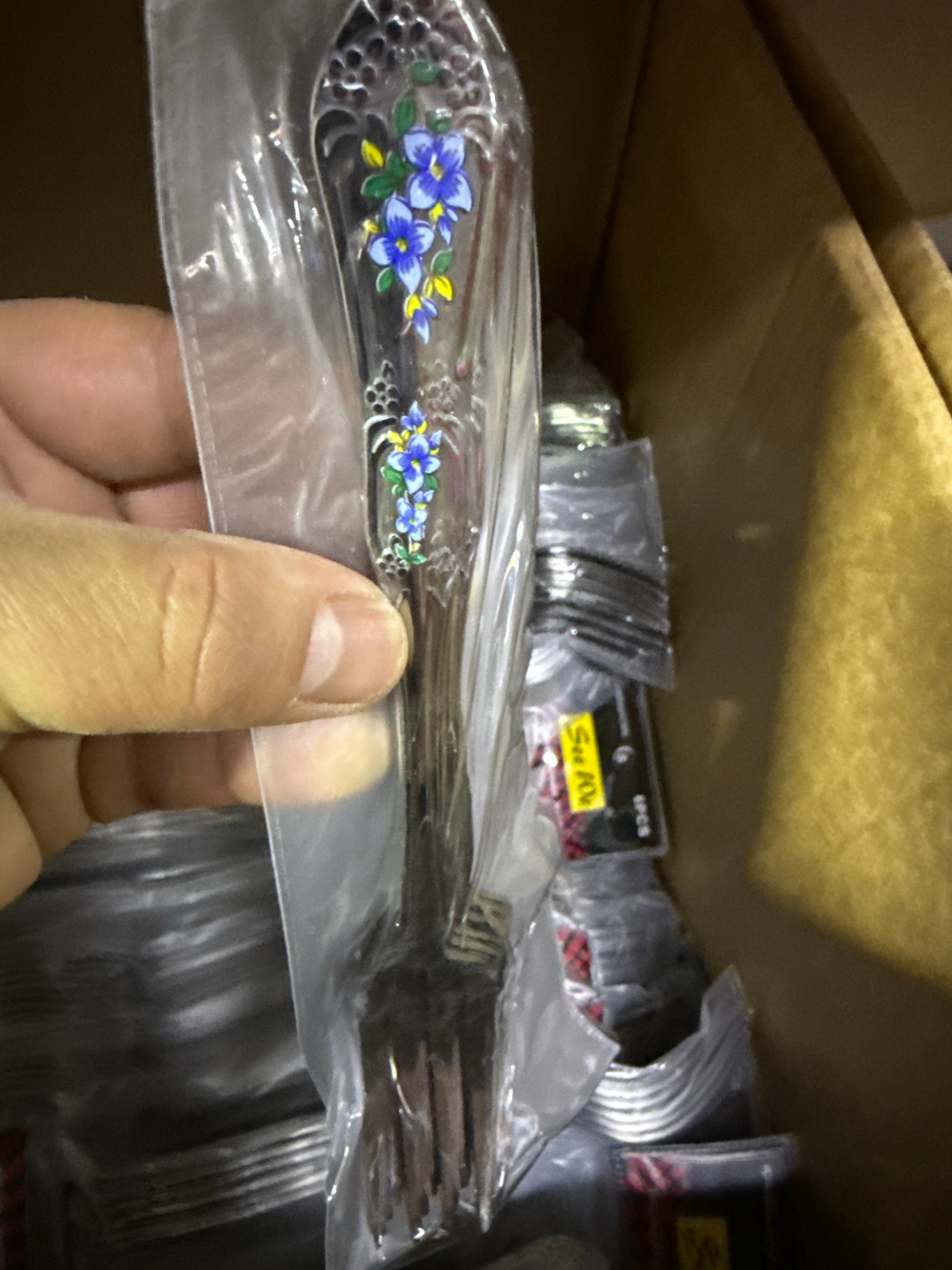 вилка с синими цветочками