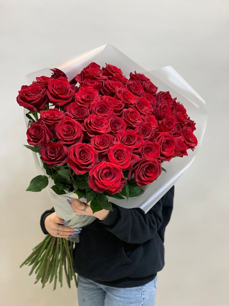 Букет 45 метровых роз красные в пленке