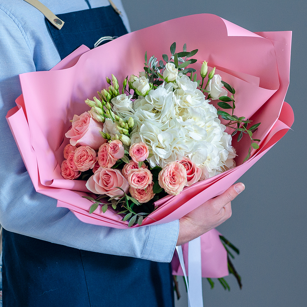 Розовые розы с гортензией