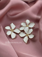 Пуговица в форме цветка золотистая с белой эмалью