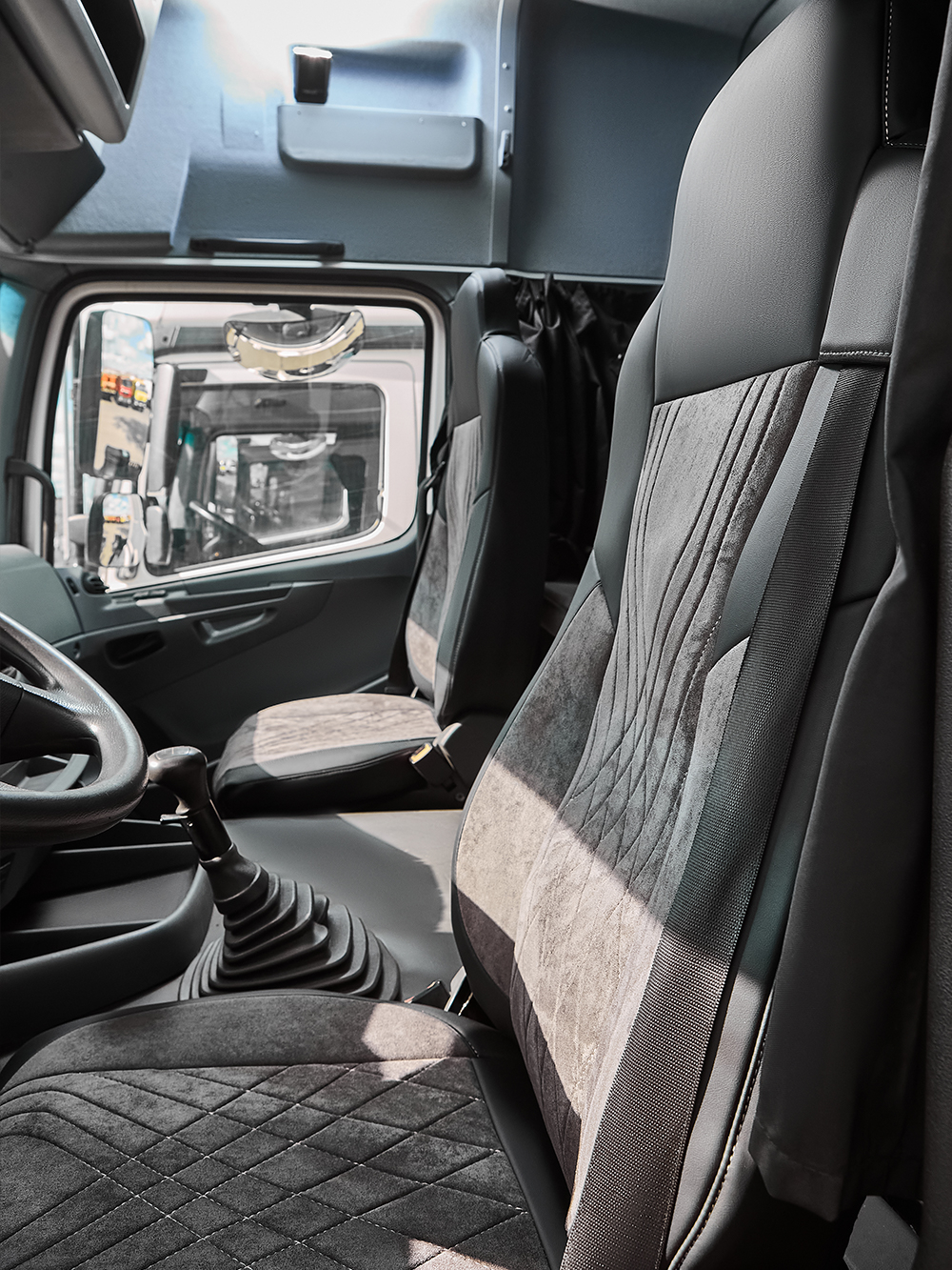 Чехлы Люкс КамАз 5490 K4 с 2014 года (экокожа, черный, серая вставка)