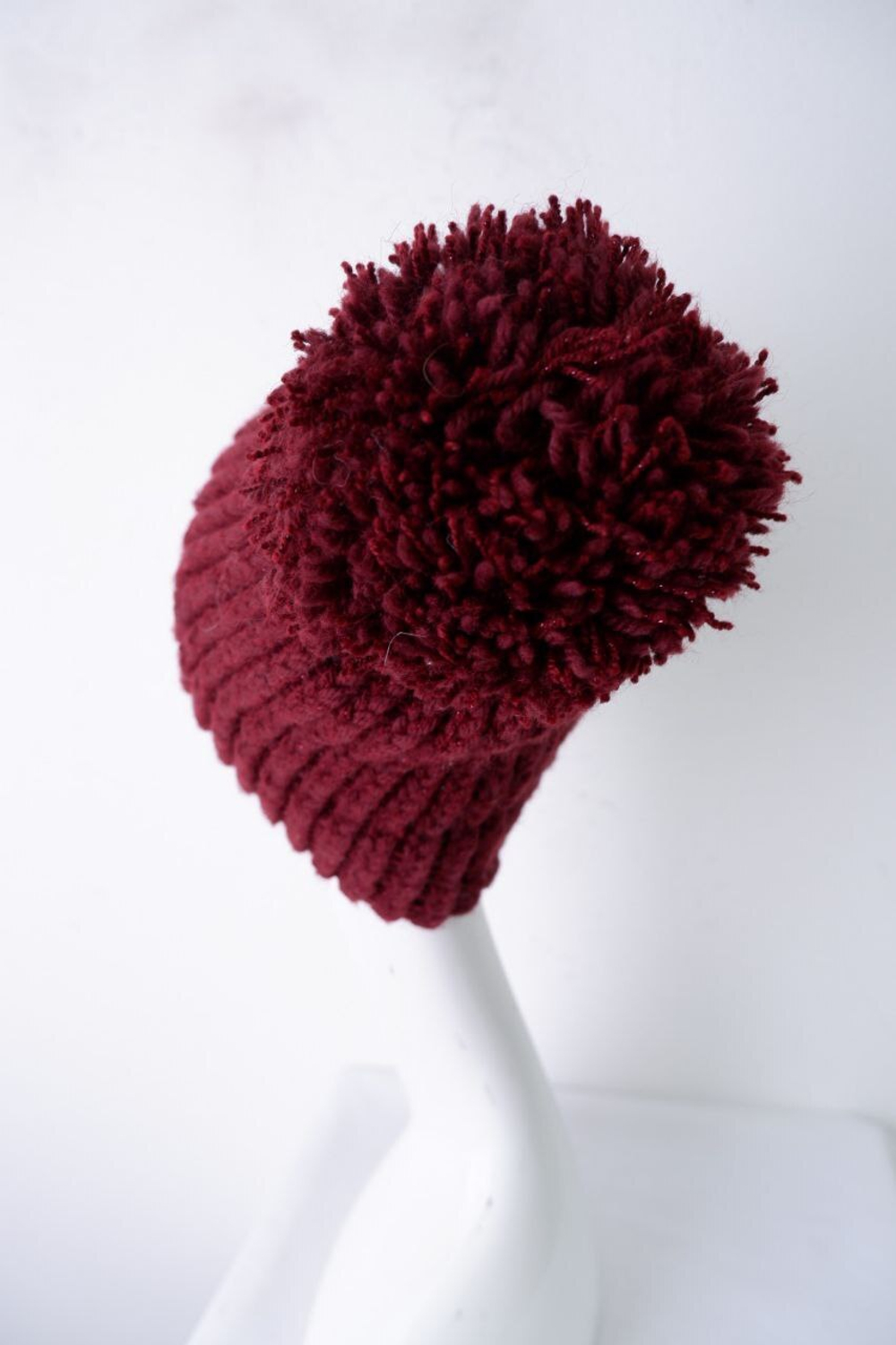 Шапка бордо с помпоном