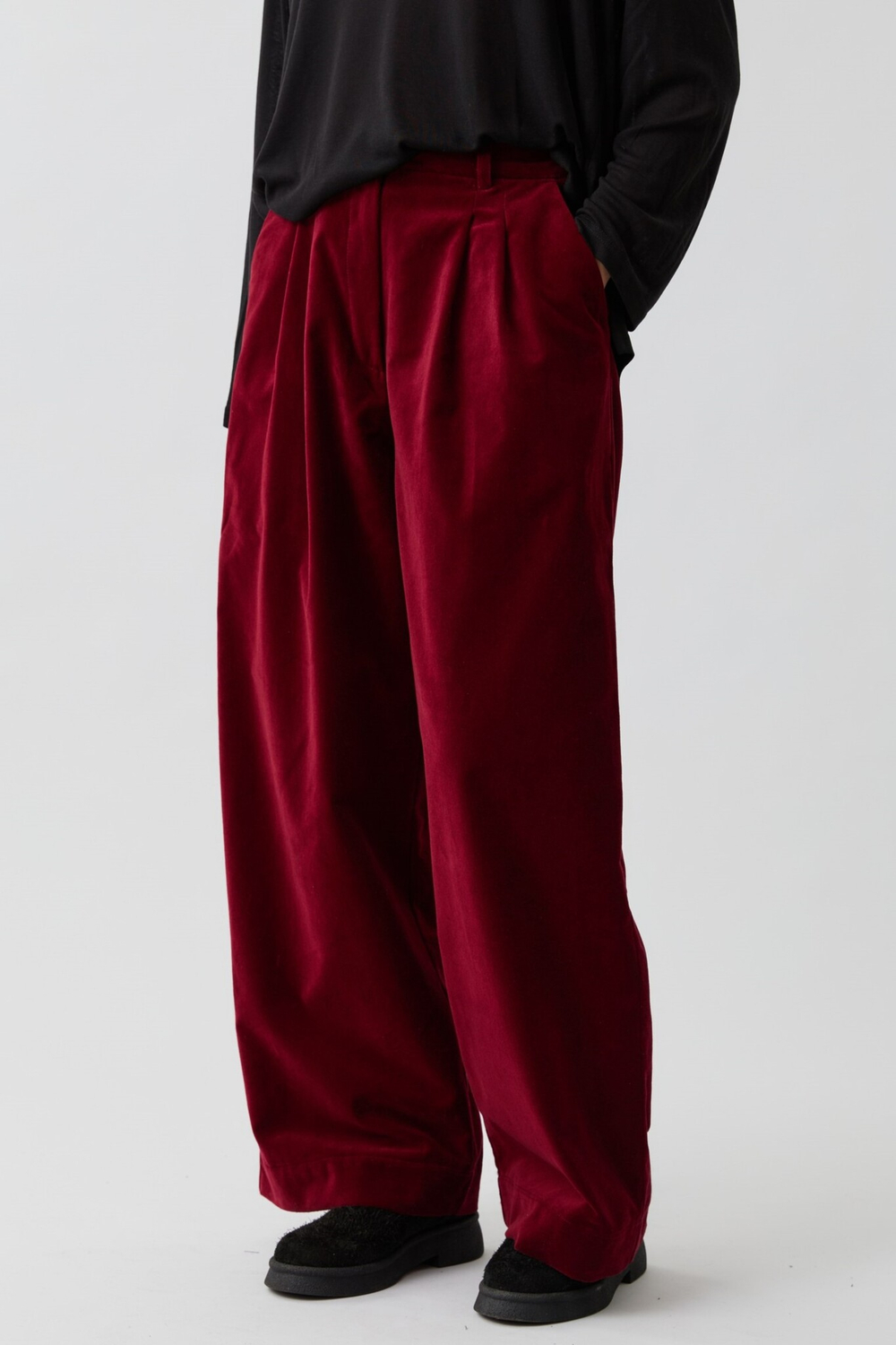 Брюки со складками из бордового бархата