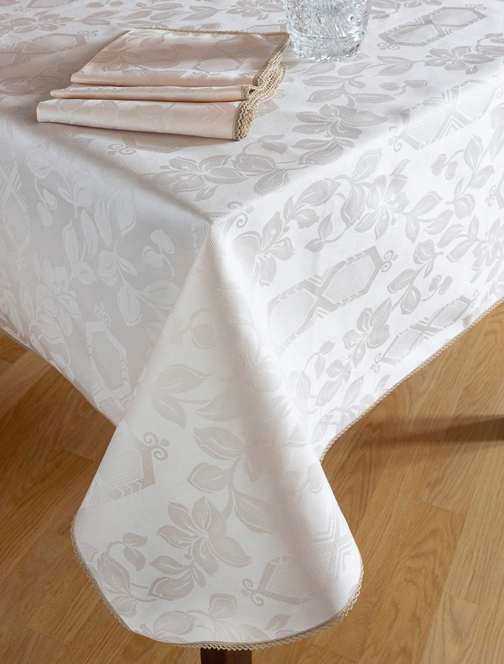 Скатерть 160x210 и 8 салфеток Confestyl Iris Bianco