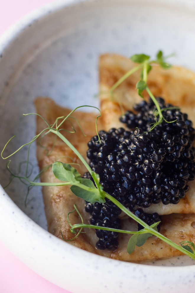 БЛИНЫ С КЕШЬЮ СМЕТАНОЙ И ЧЕРНОЙ ИКРОЙ