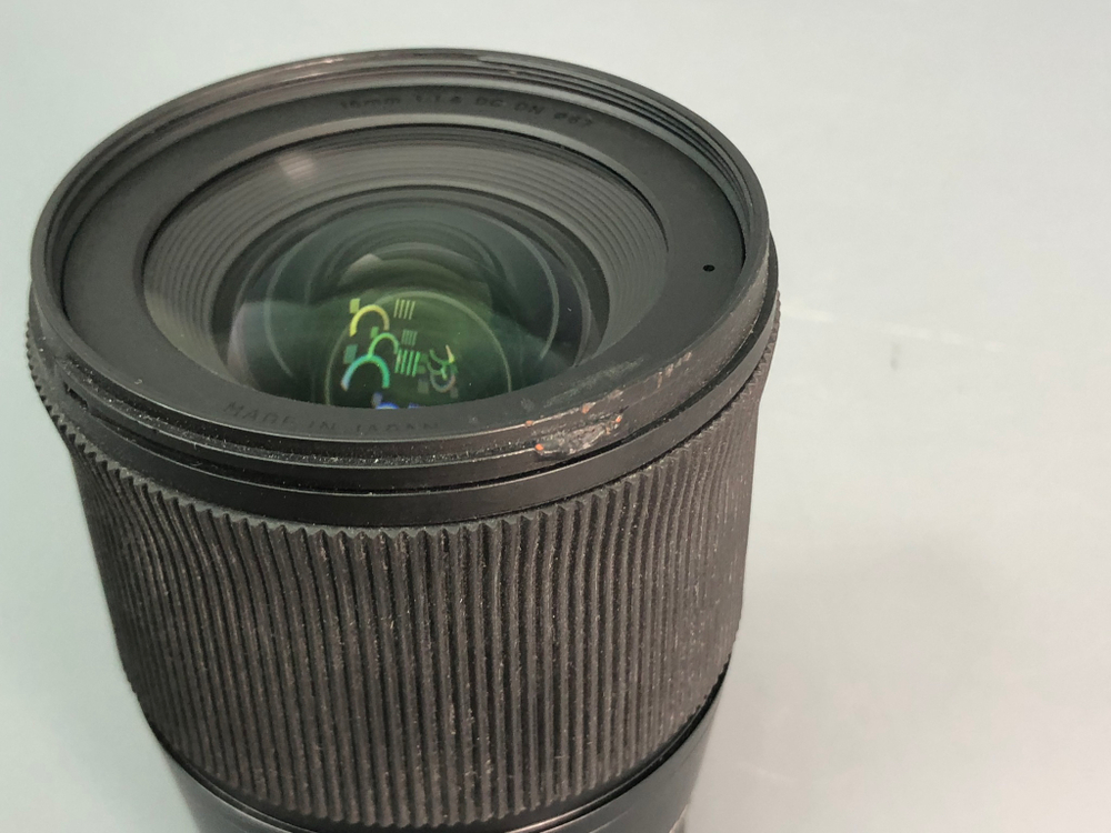Объектив Sigma 16mm 1.4 Fujifilm X-Mount Небольшой скол пластика у передней линзы
