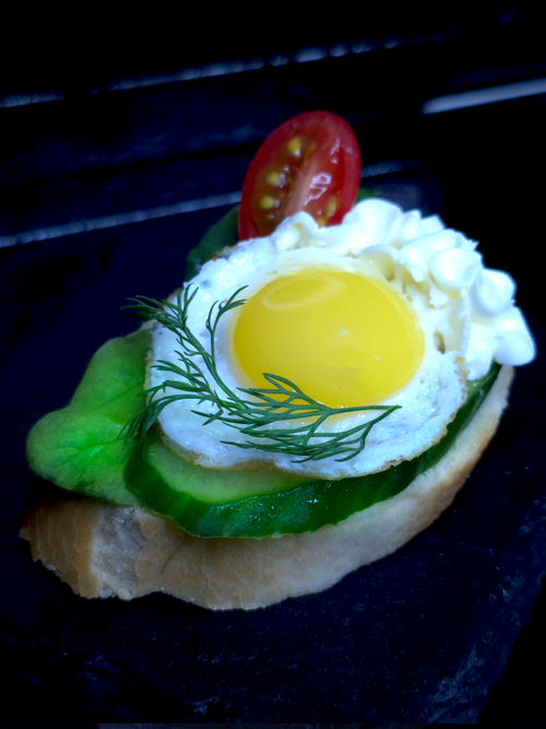 Веган брускетт "Утренний" с перепелиным яйцом, сливочным сыром и овощами