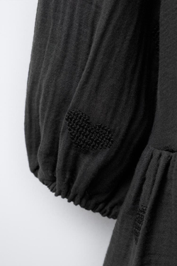 ZARA ПЛАТЬЕ С ВЫШИВКОЙ «СЕРДЕЧКИ», МЯГКИЙ СЕРЫЙ