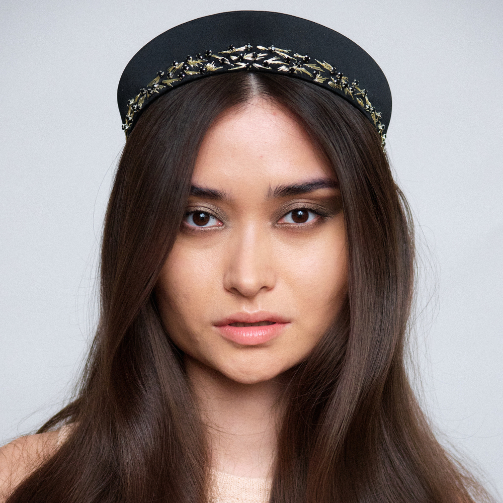 Кокошник с вышивкой из камней и золотых нитей