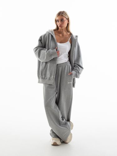 Спортивный костюм серого цвета с лого