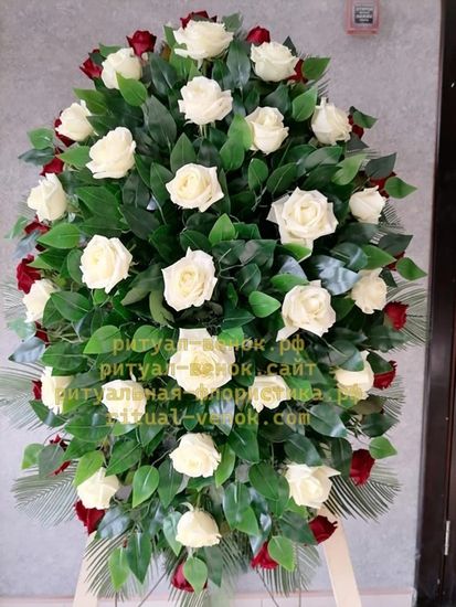 Ритуальный венок из живых цветов -18