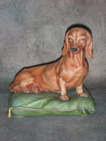 Статуэтка. Фарфор. Такса на зеленой подушке. Capodimonte. Италия