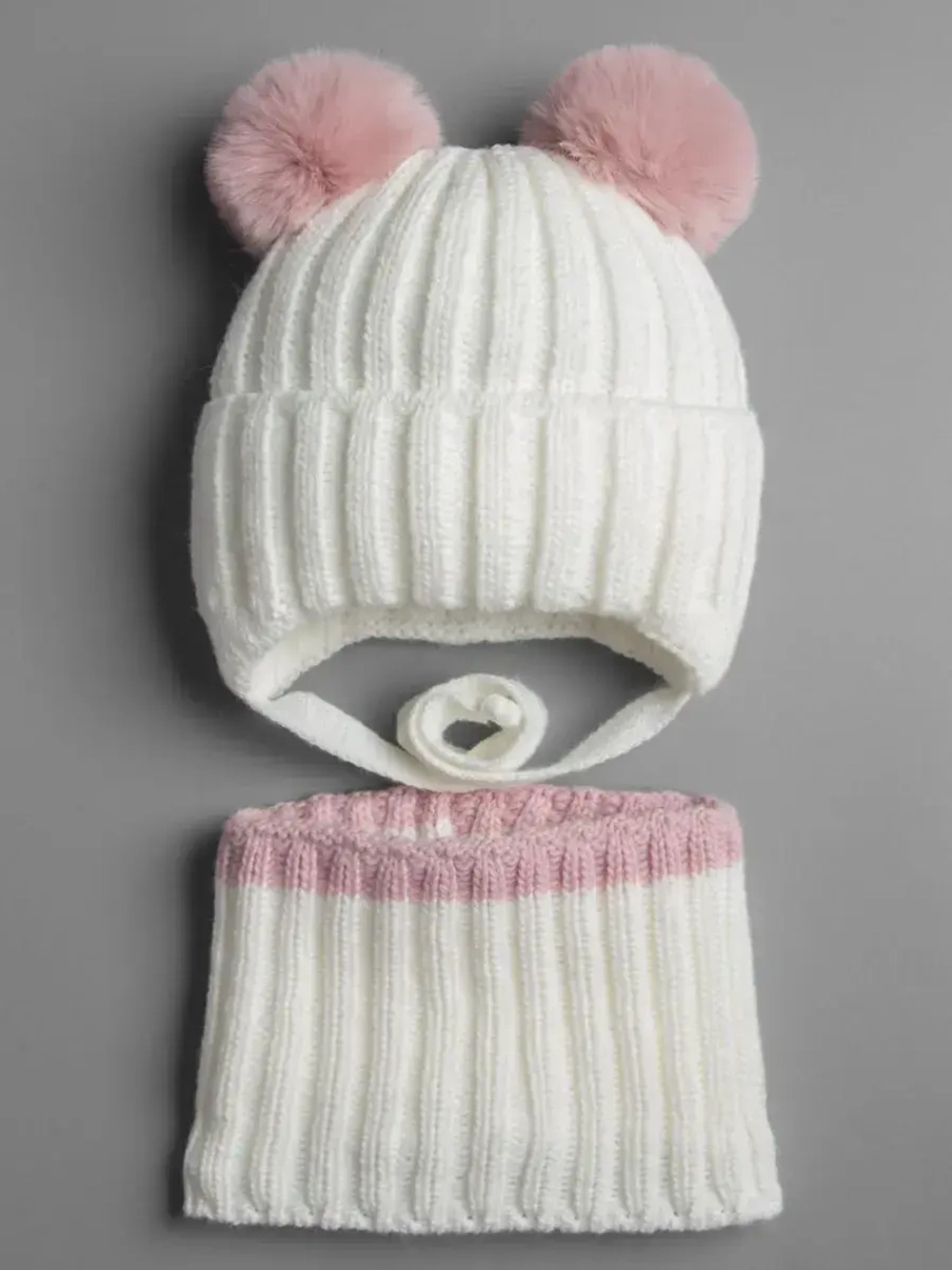 Шапка зимняя для девочки со снудом и помпонами