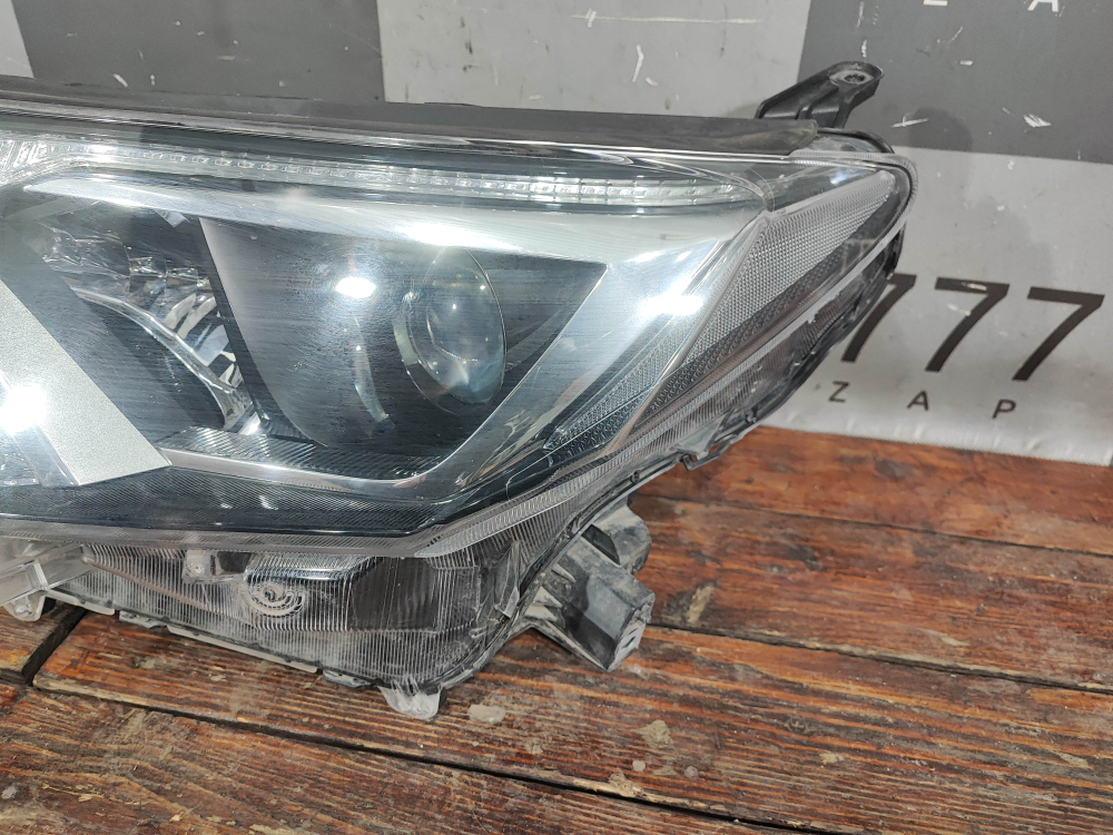 Фара левая галоген Toyota RAV4 IV (XA40) 15-19 Б/У Оригинал 8117042650