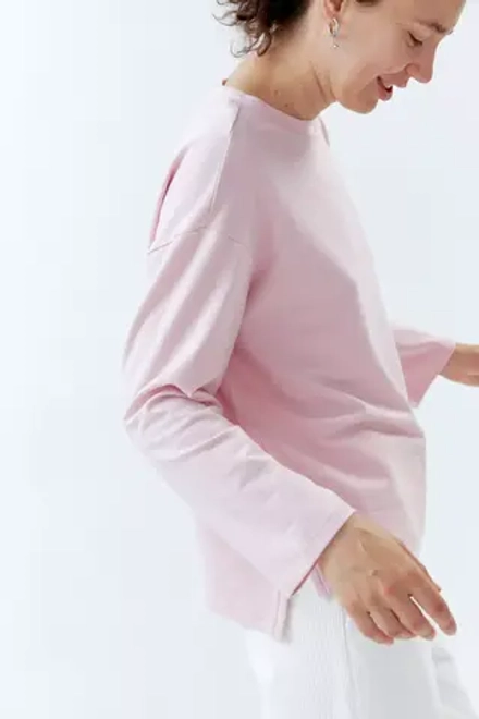 Топ с разрезами розового цвета