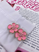 Накладка на пуговицу золотистая с ярко розовой эмалью в форме цветка с жемчугом (клипса)