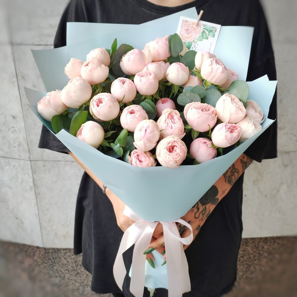 Букет из 9 кустовых пионовидных роз сорта "Mansfield park" с эвкалиптом