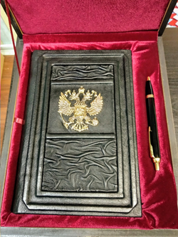 Набор №10 "Ежедневник Герб РФ (из натуральной кожи со съемной обложкой) и ручка Parker"