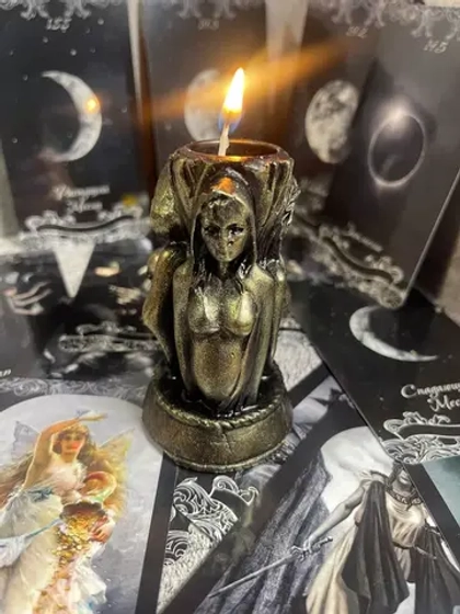 Фигурная свеча в виде Триединой Богини