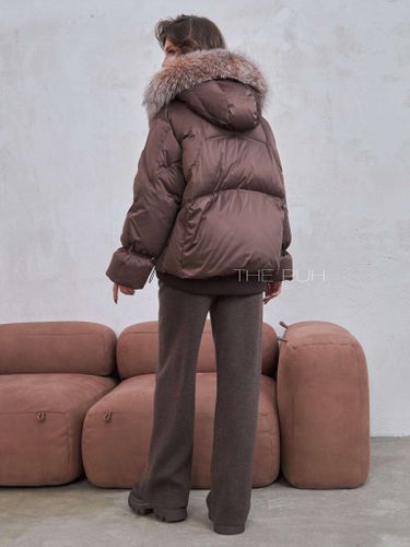 Укороченный коричневый пуховик с отделкой из меха лисы