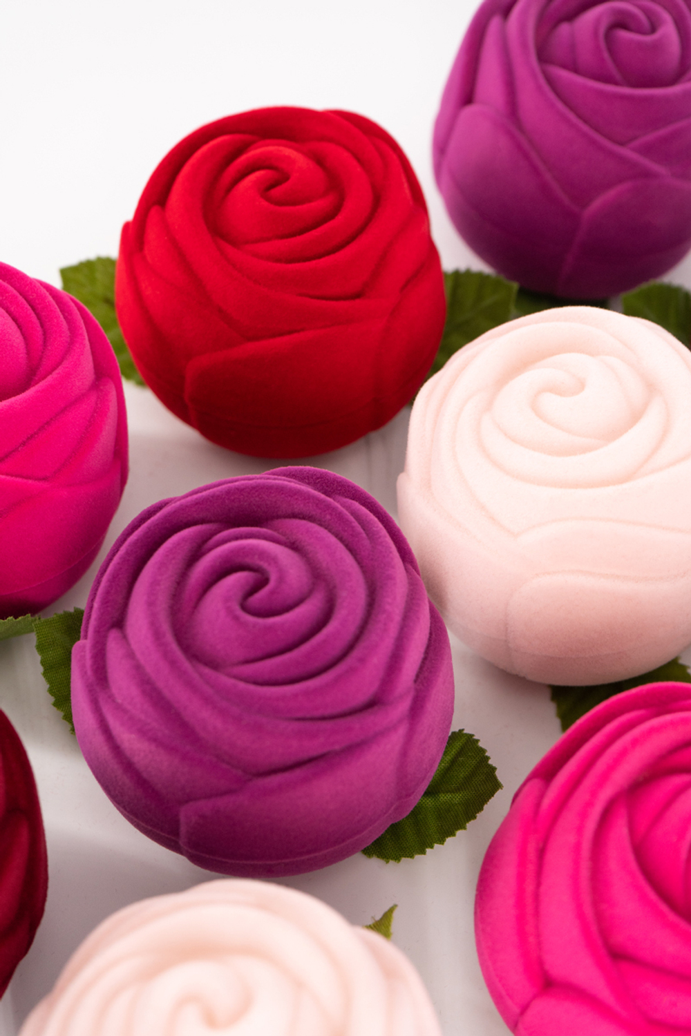 Футляр в виде крупного цветка розы для ювелирных изделий