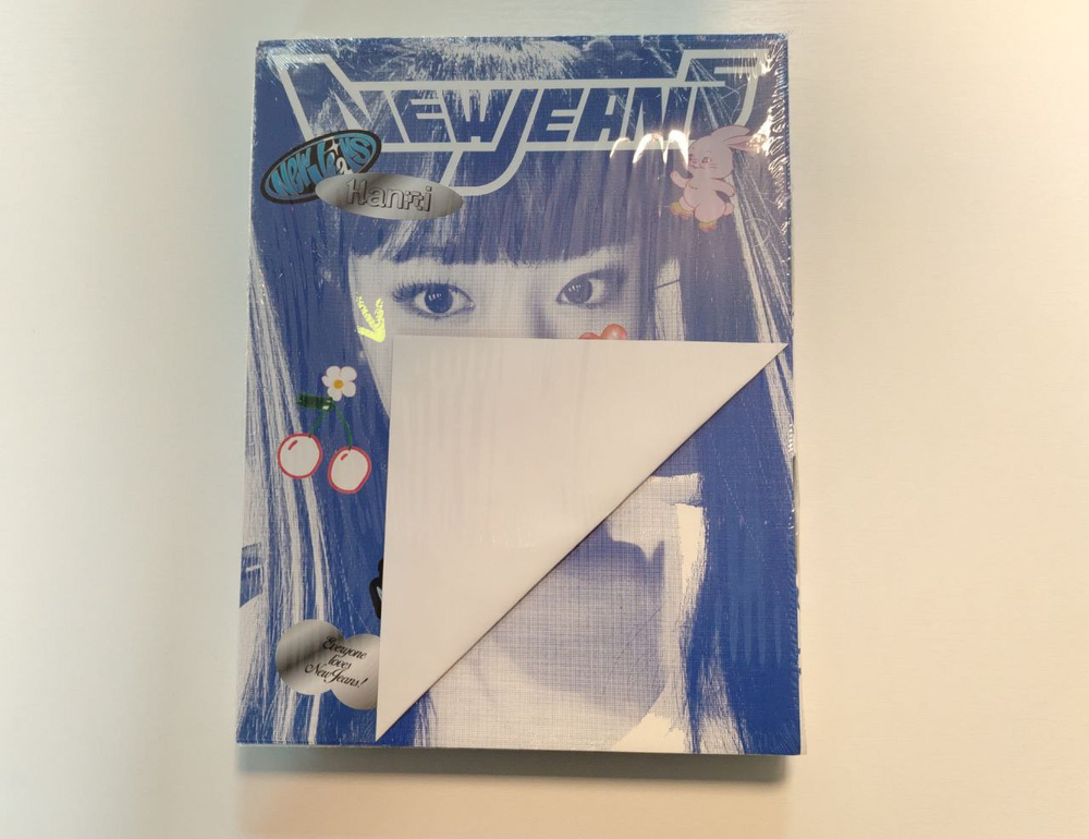 Альбом NewJeans - 1ST EP NEW JEANS (Bluebook ver.) (Уценка)
