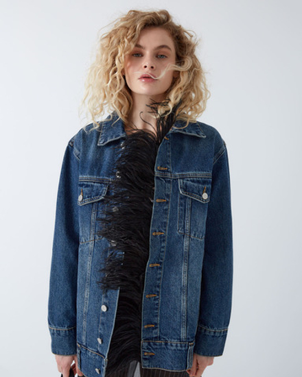 Джинсовая куртка с перьями