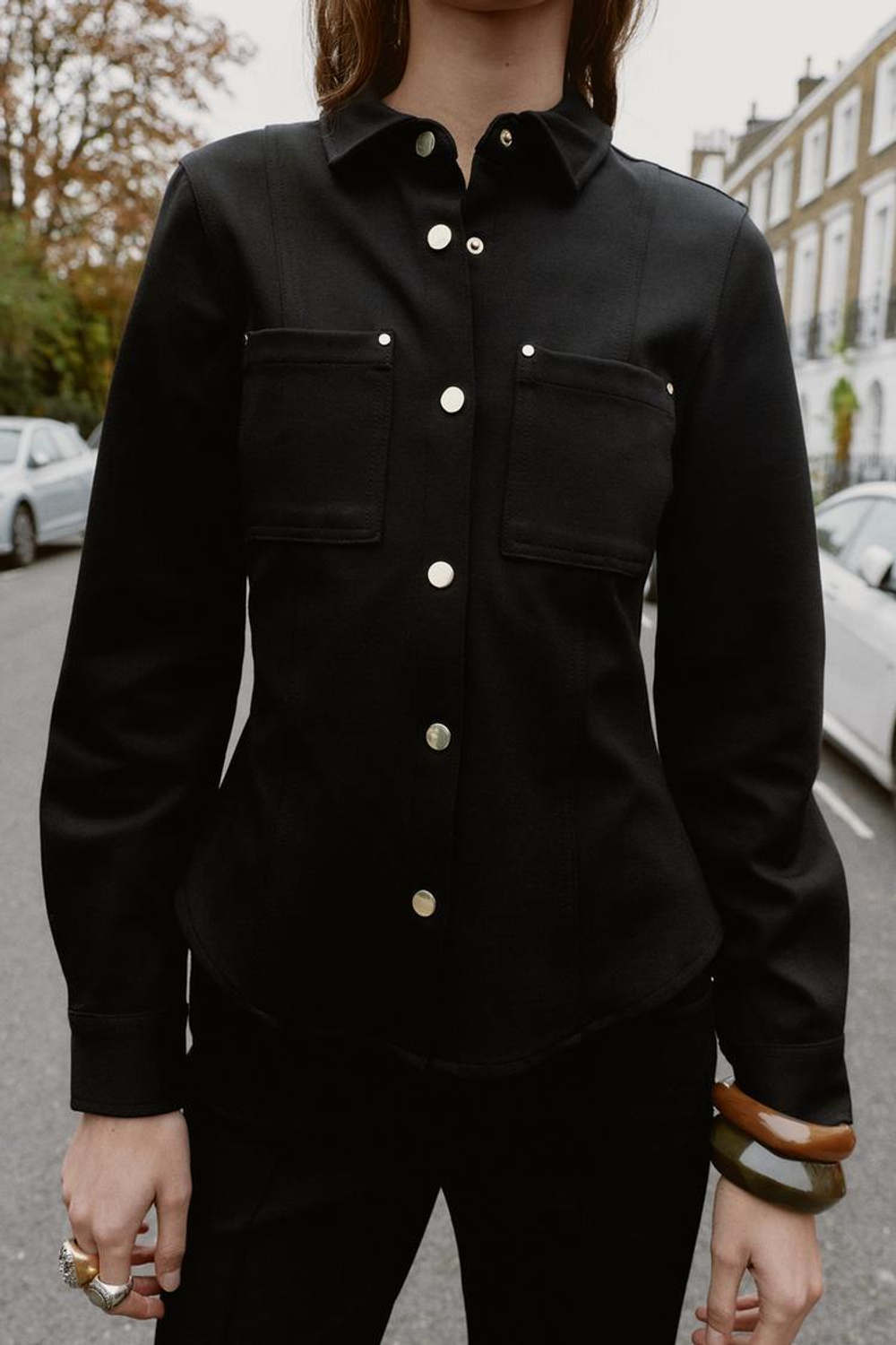 ZARA ПРИТАЛЕННАЯ РУБАШКА ИЗ КРЕПА, ЧЕРНЫЙ