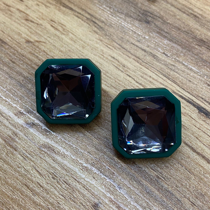 Серьги-гвоздики Fashion кристалл серый в оправе квадрат скошенный пластик цвет зеленый