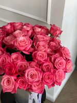 Роза ярко розовая