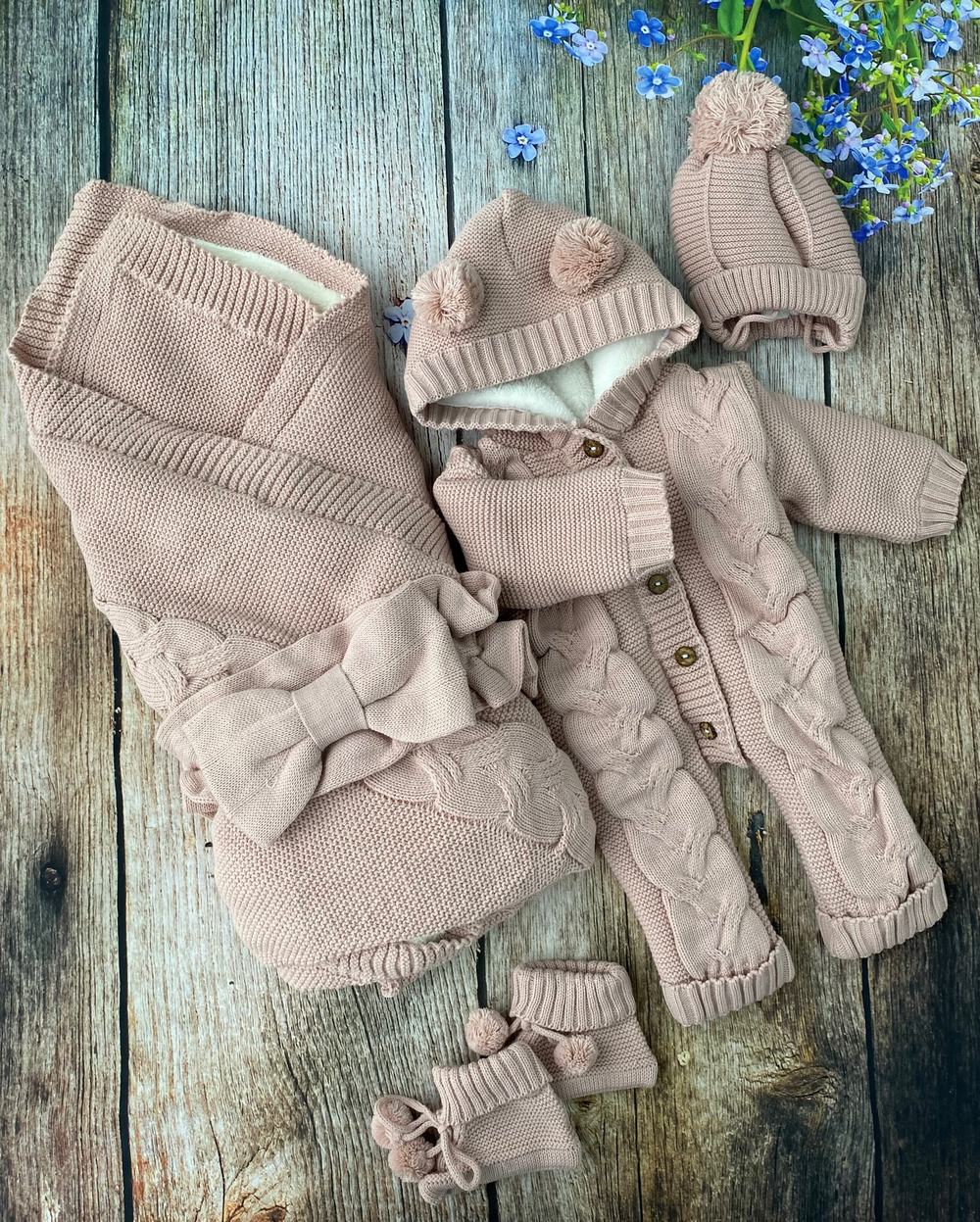 Вязаный комплект на выписку 5 предметов  (Одеяло утеплен., бант, пинетки, комбинезон, шапка) (Цвет: Синий)