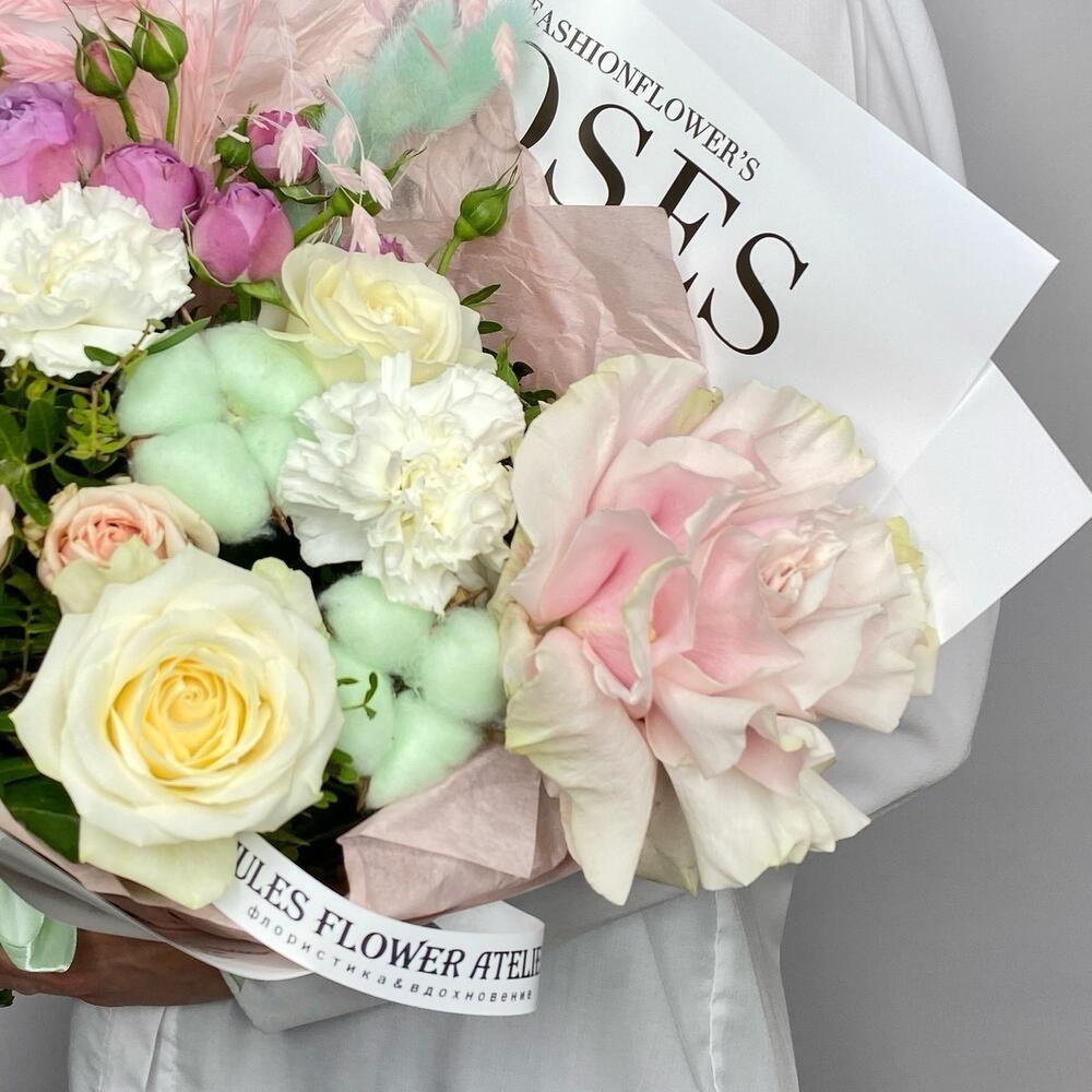 «Венецианский карнавал» букет с розами, диантусами и сухоцветами.